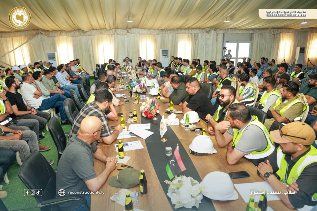 سير عمل مشاريع التنمية على طاولة المهندس بالقاسم حفتر