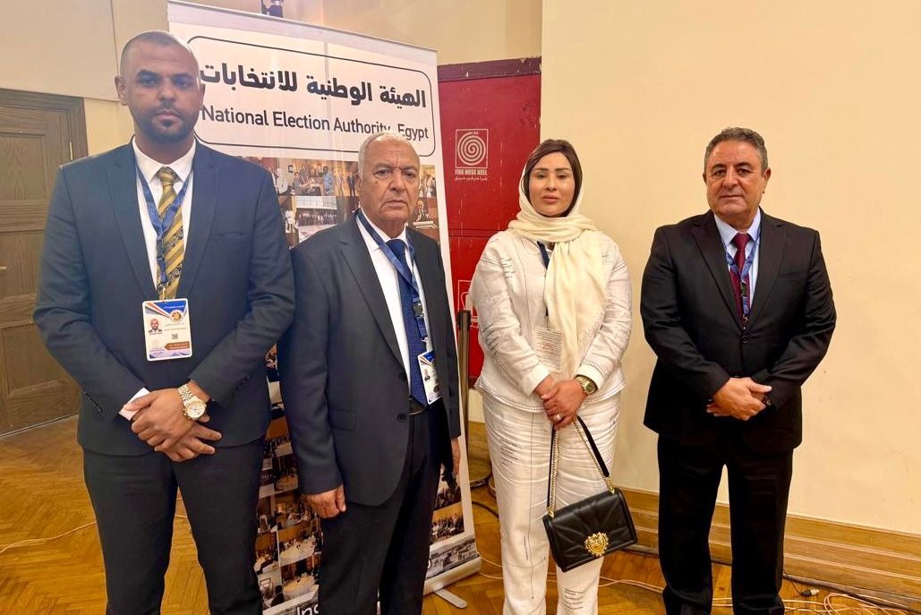 عدد من النواب يُتابعون انتخابات مجلس النواب المصري