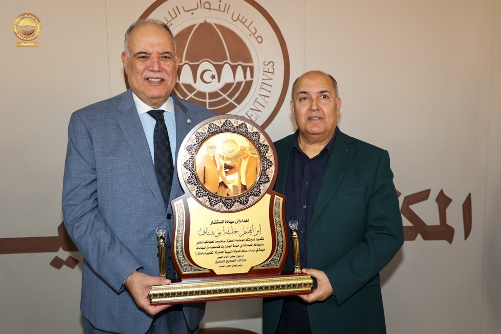 الفضيل يكرّم مستشار الأمن القومي السابق