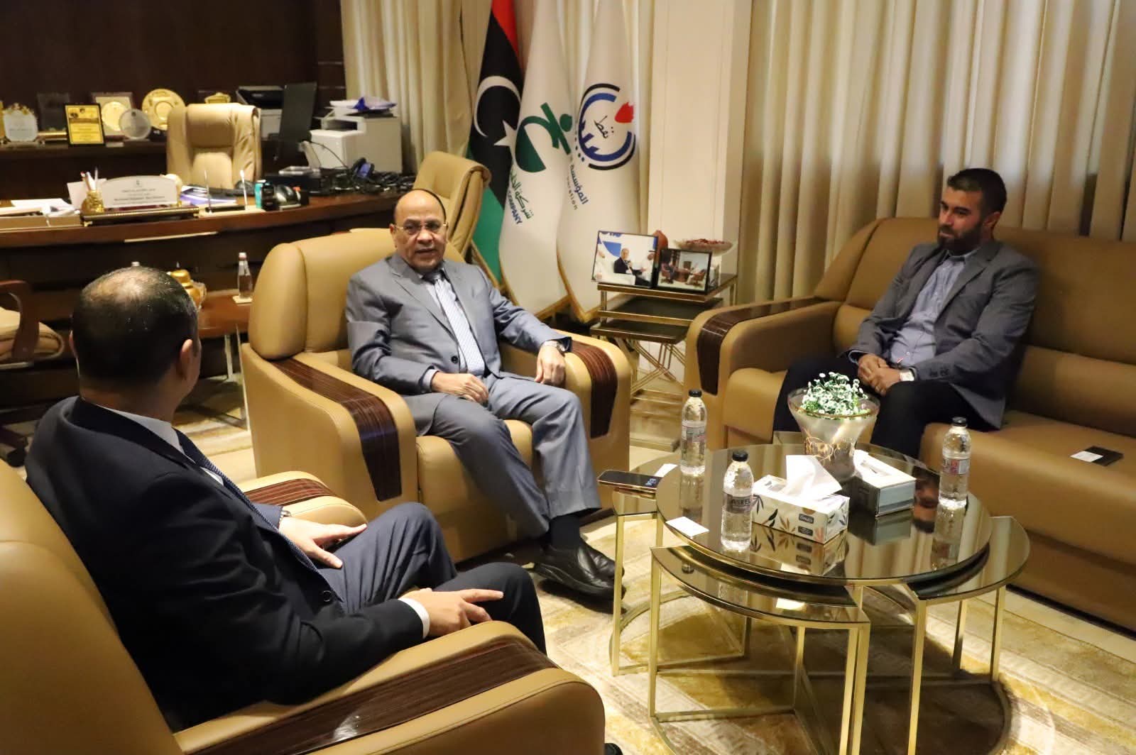 الخليج ولوراسكو يبحثان سبل التعاون المشترك