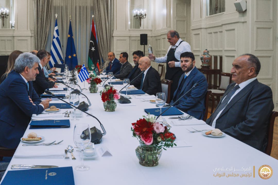 المستشار عقيله صالح يناقش مع وزير الخارجية اليوناني تعزيز العلاقات الثنائية