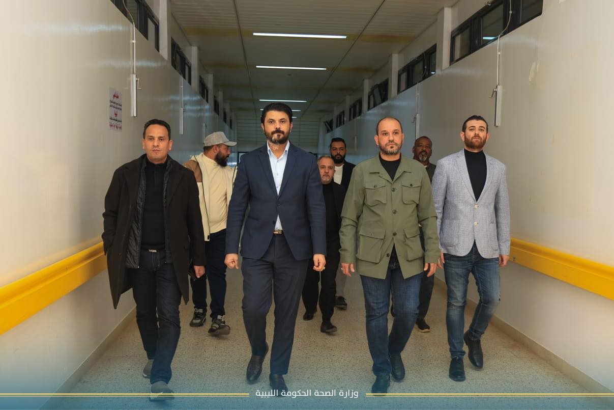 وكيل الصحة يتفقد سير العمل بمركز بنغازي الطبي