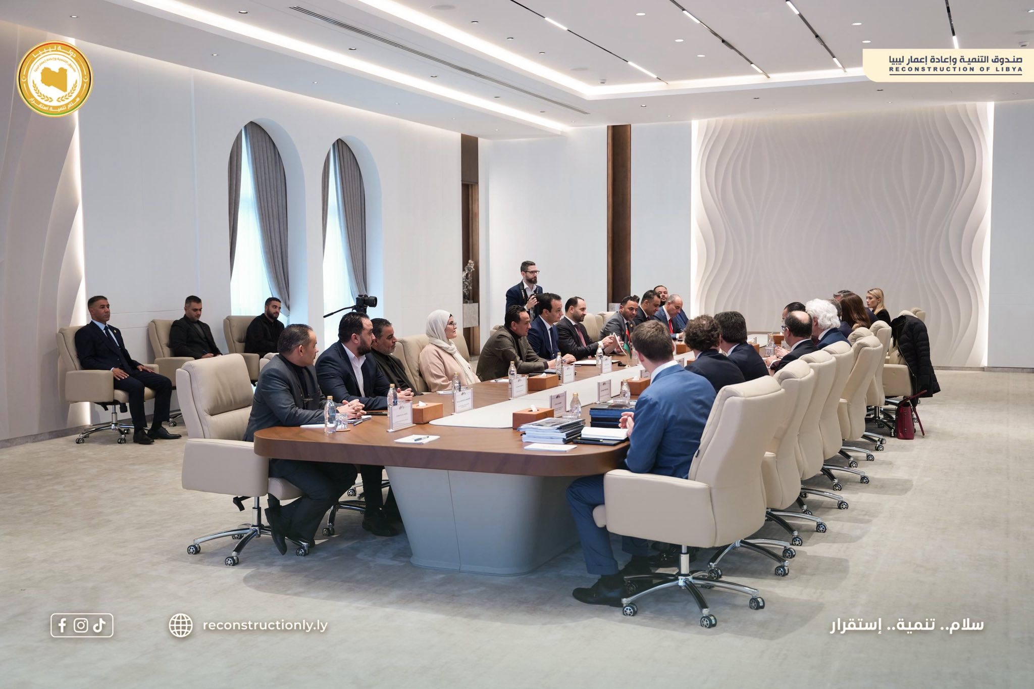 المهندس بالقاسم حفتر يبحث مع شركة  جي كي اس دي تطوير المستشفيات