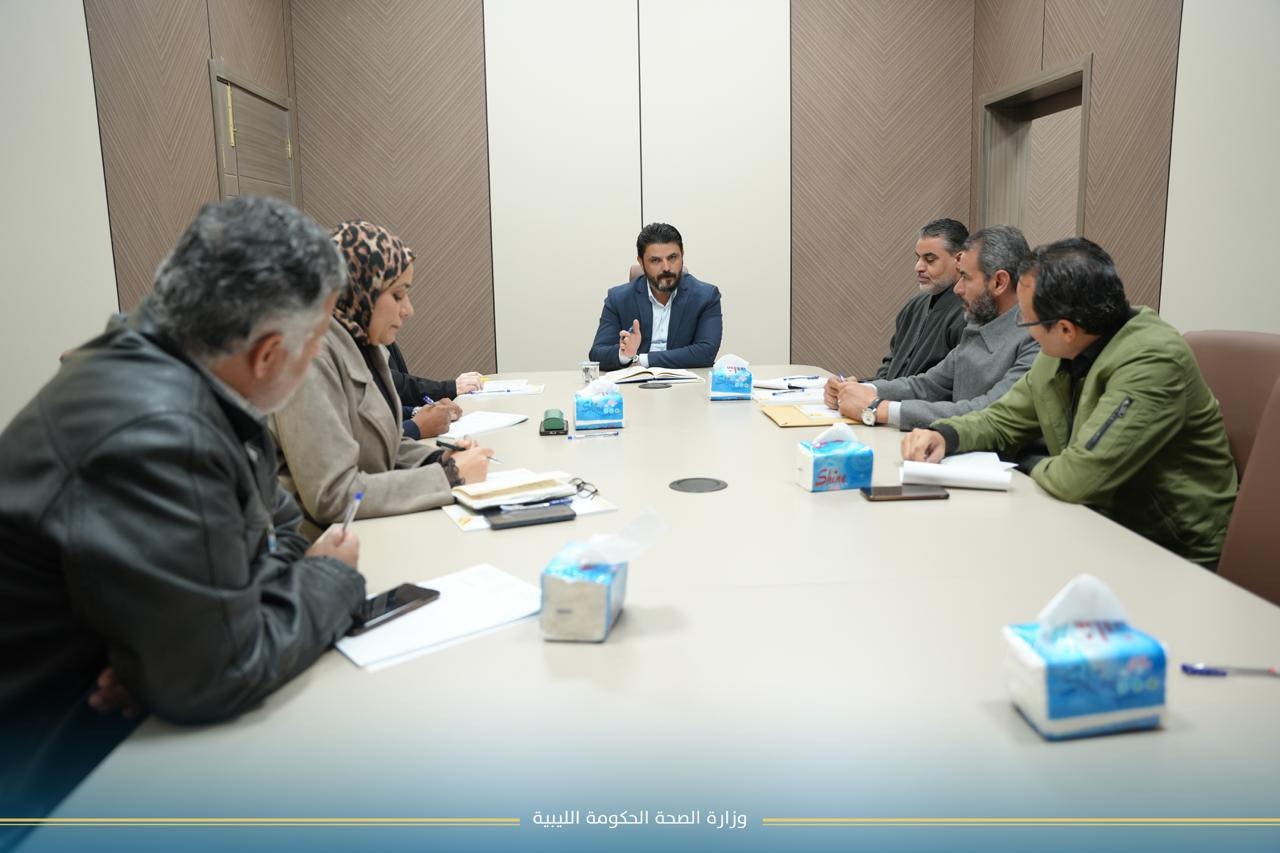 وكيل الصحة يناقش الملفات المتعلقة بتوفير الأدوية والمستلزمات الطبية