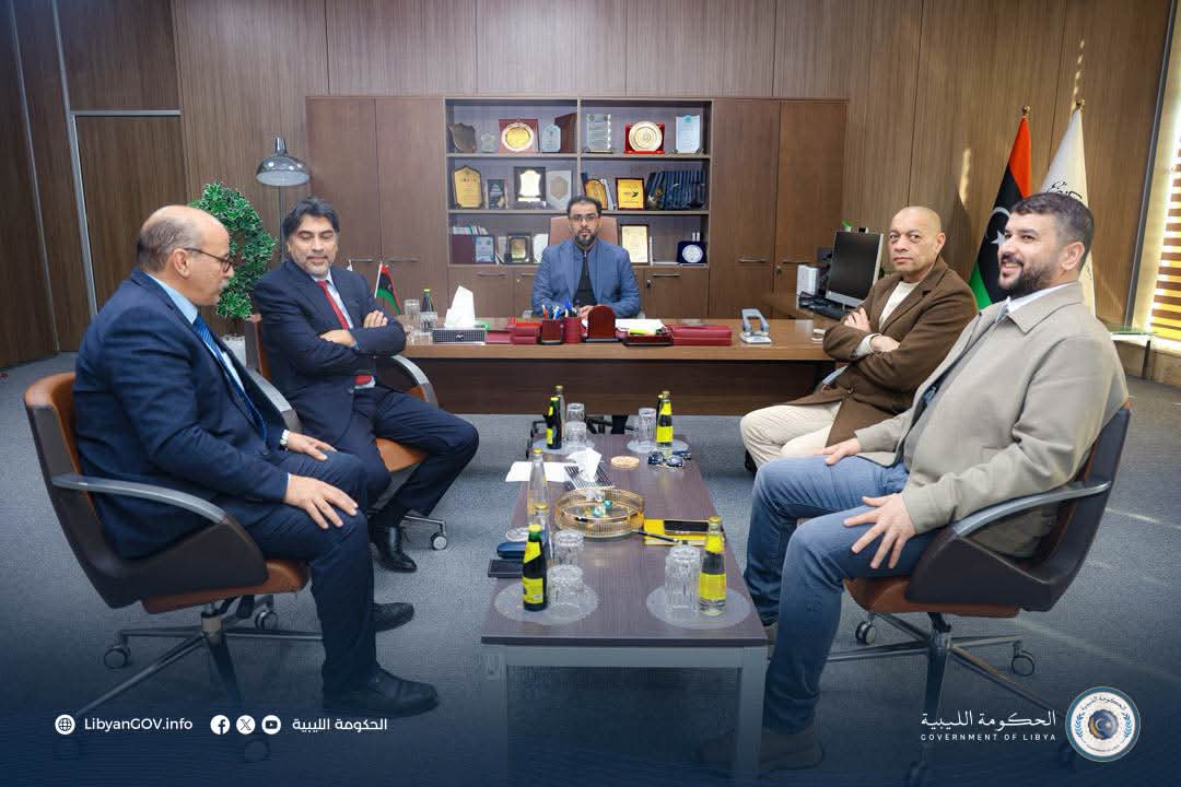 حماد يناقش مع البرعصي التحديات المرتبطة بأزمة السيولة