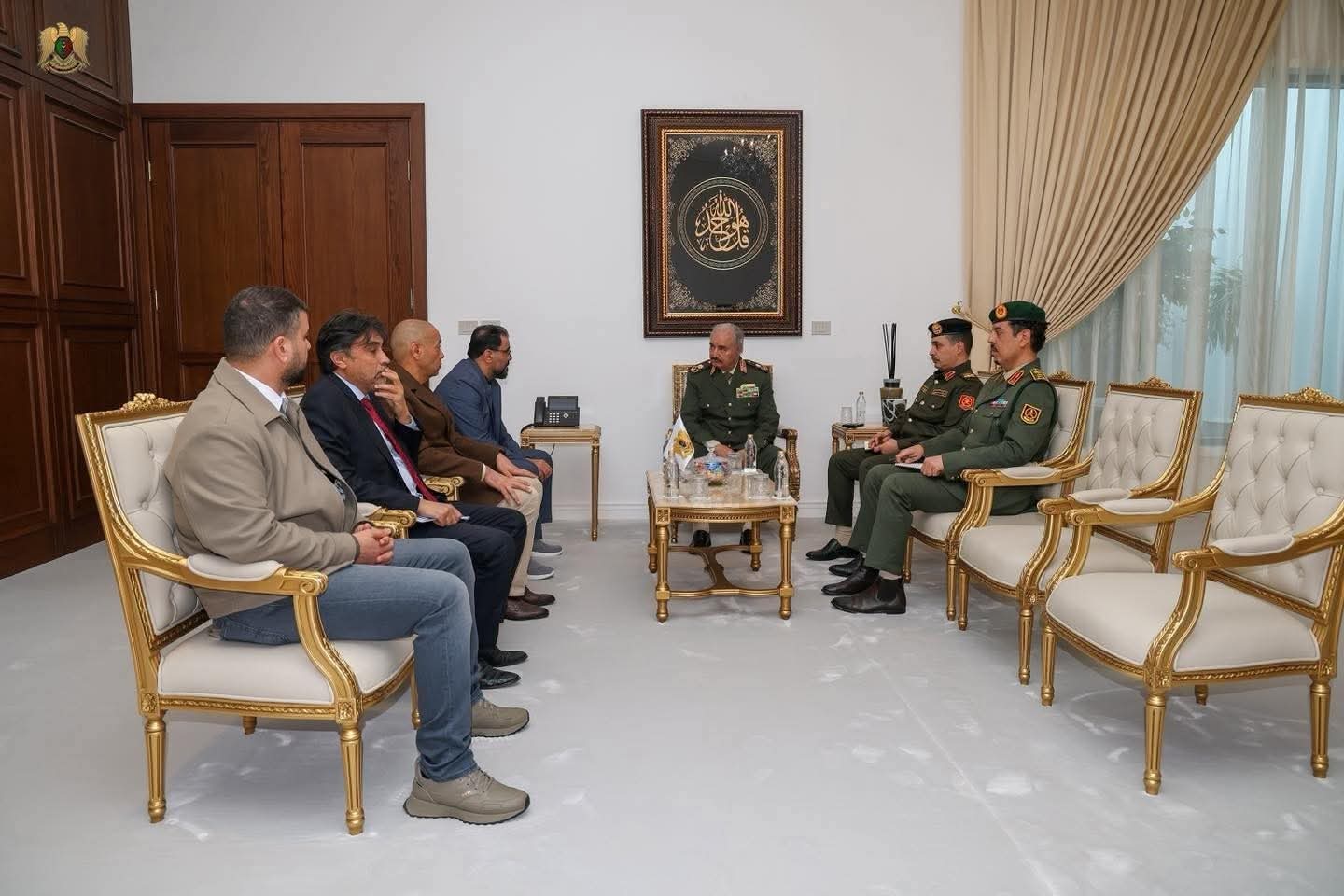 القائد العام يناقش أزمة السيولة والوقود مع الحكومة والمؤسسات المالية والأمنية