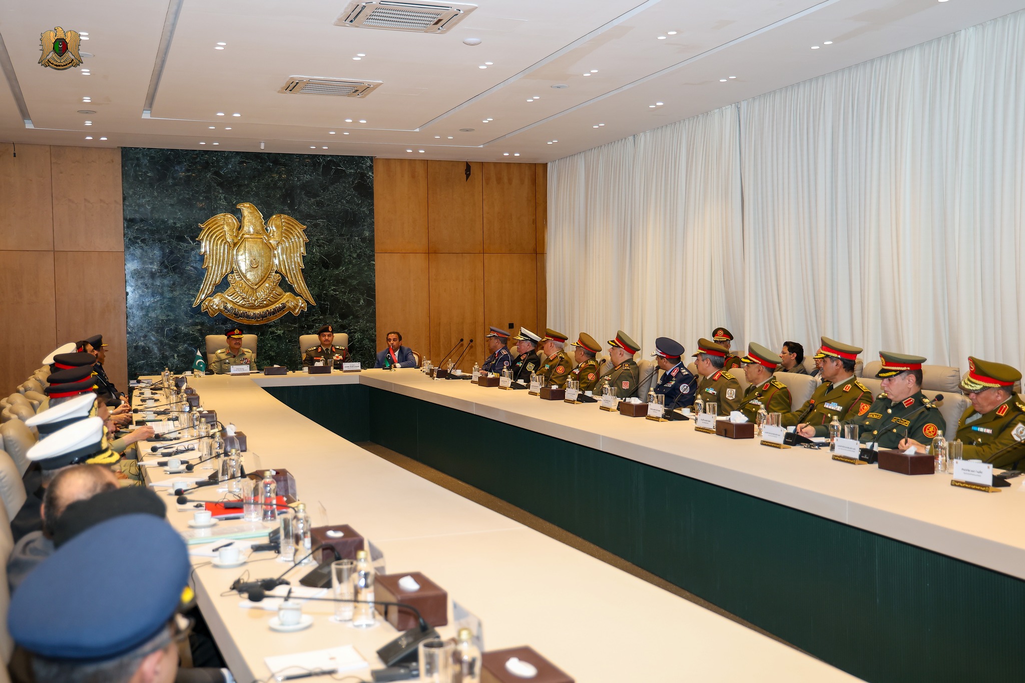 الفريق صدام يستعرض مع قائد الجيش الباكستاني أوجه التعاون المشترك