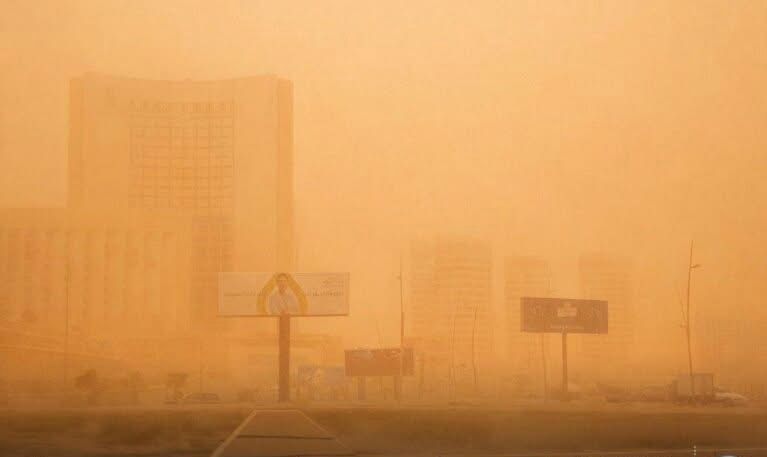عاصفة غبارية ترفع تلوث الهواء إلى مستويات خطيرة بعدة مدن