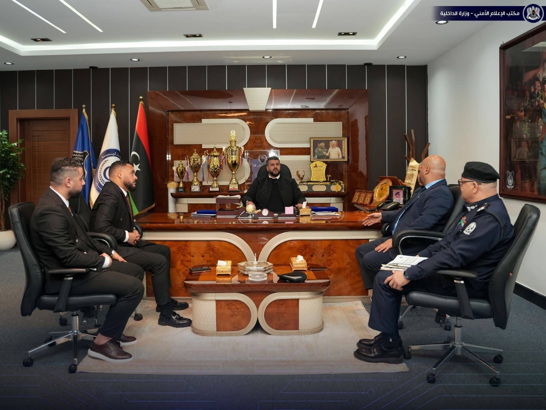 وكيل الداخلية يجتمع مع مصرف الوحدة لمناقشة تفعيل الخدمات الإلكترونية