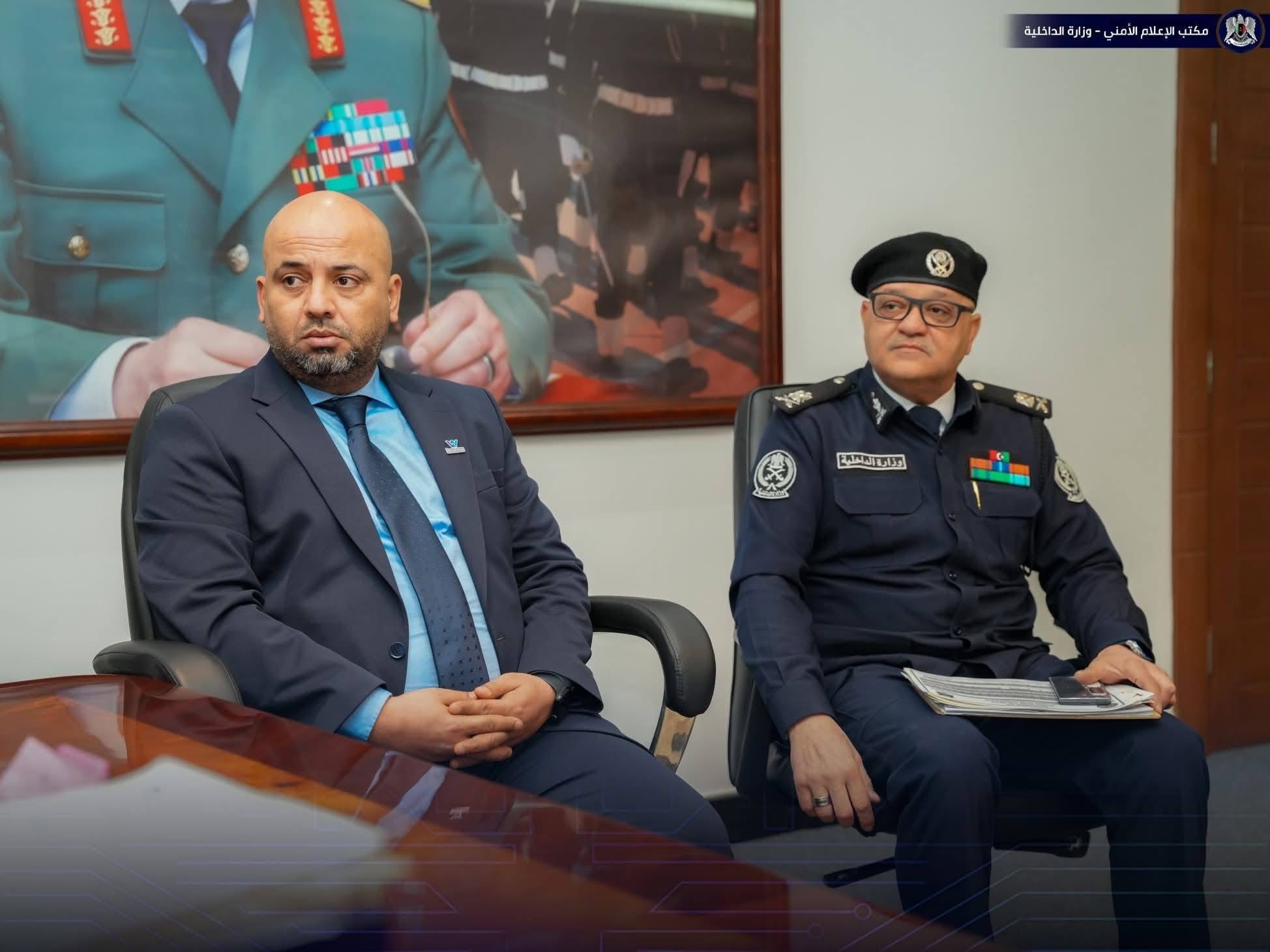 وكيل الداخلية يجتمع مع مصرف الوحدة لمناقشة تفعيل الخدمات الإلكترونية
