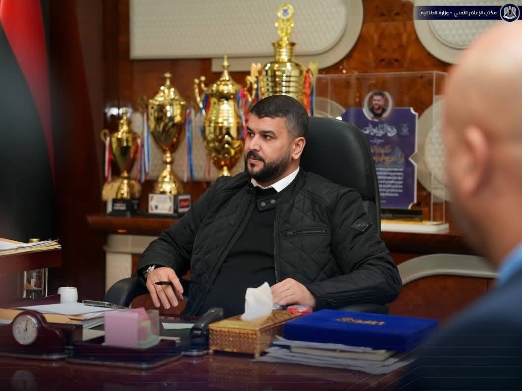 وكيل الداخلية يجتمع مع مصرف الوحدة لمناقشة تفعيل الخدمات الإلكترونية