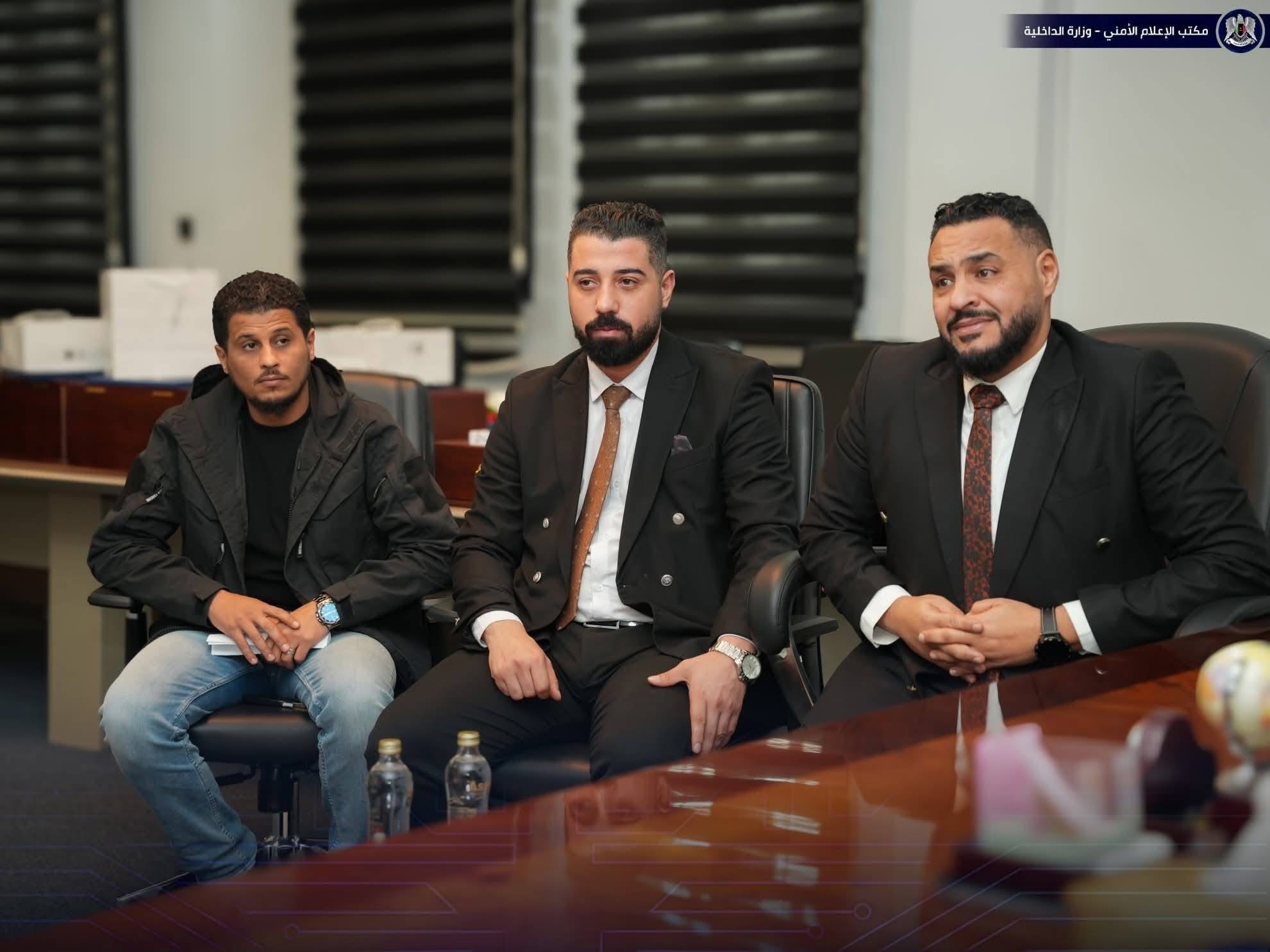 وكيل الداخلية يجتمع مع مصرف الوحدة لمناقشة تفعيل الخدمات الإلكترونية