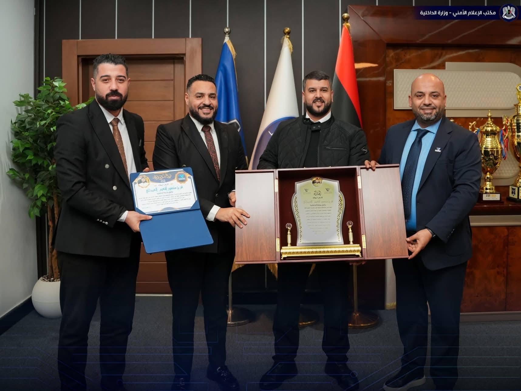 وكيل الداخلية يجتمع مع مصرف الوحدة لمناقشة تفعيل الخدمات الإلكترونية