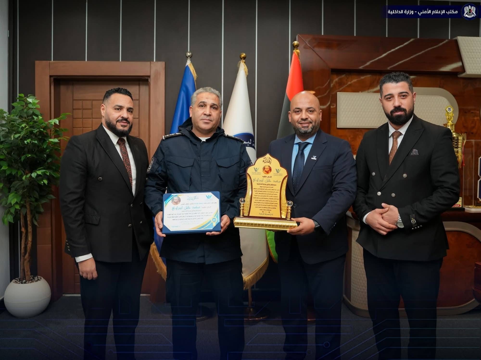 وكيل الداخلية يجتمع مع مصرف الوحدة لمناقشة تفعيل الخدمات الإلكترونية