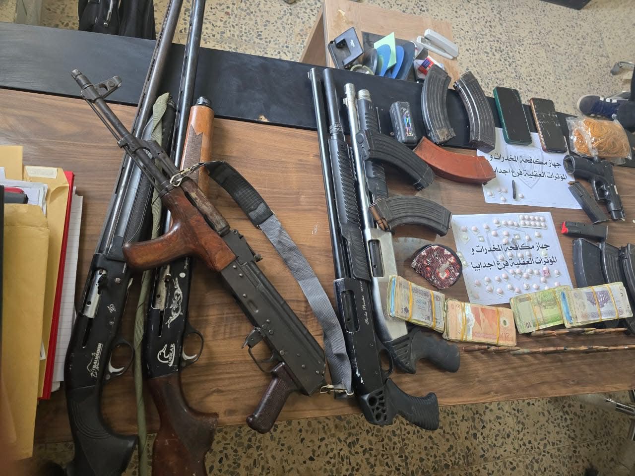 ضبط متهم وبحوزته أسلحة وأقراص مخدرة في أجدابيا