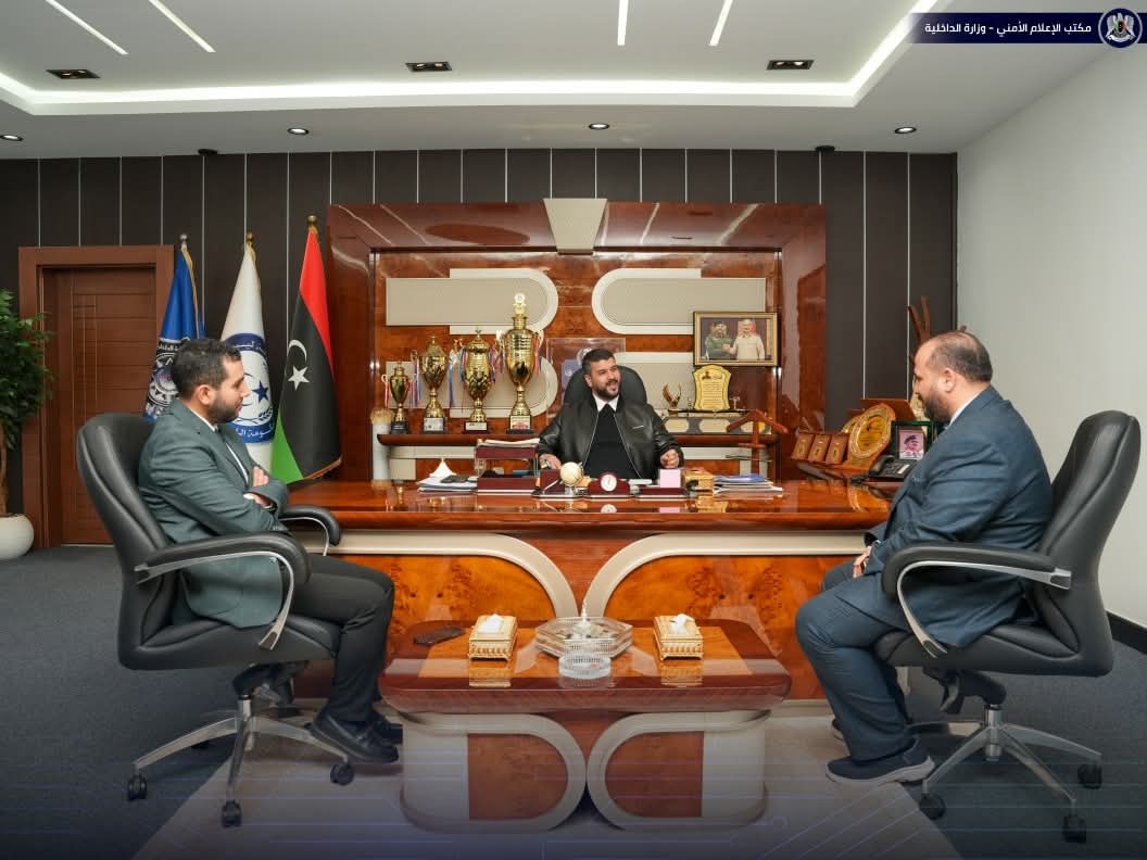 أقعيم يناقش سير العمل بمصرف الصحاري وفروعه