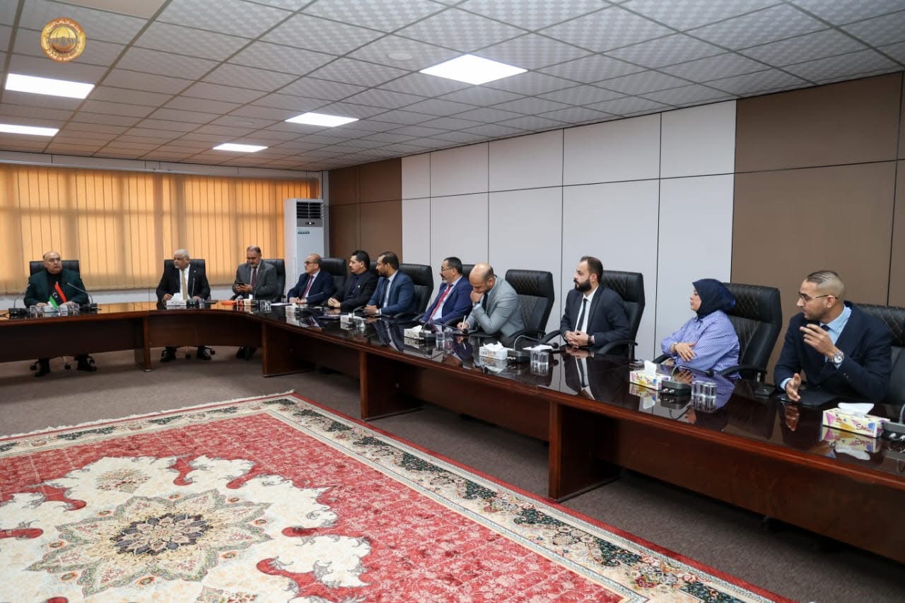 رئيس ديوان مجلس النواب يعقد اجتماعًا بمديري الإدارات ويطّلع على سير العمل