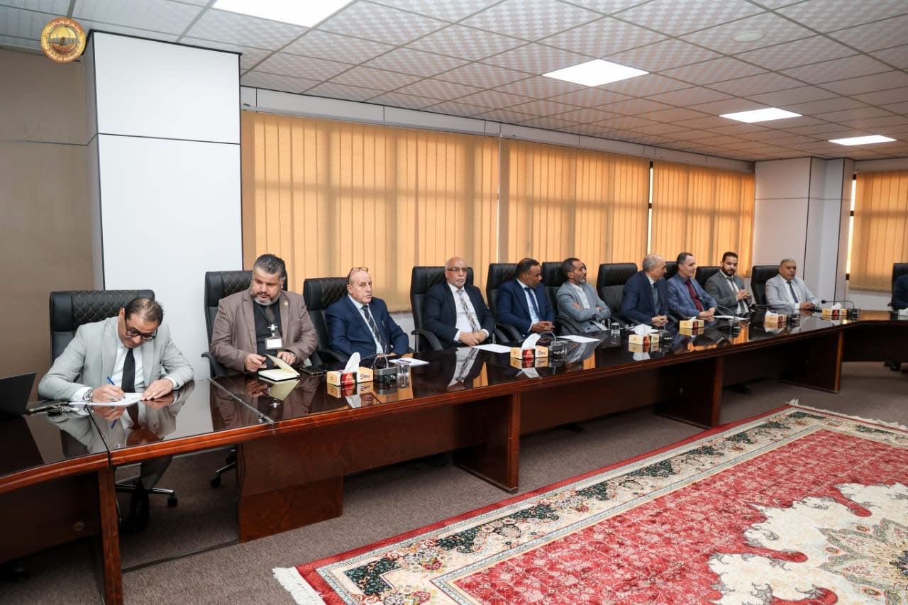 رئيس ديوان مجلس النواب يعقد اجتماعًا بمديري الإدارات ويطّلع على سير العمل