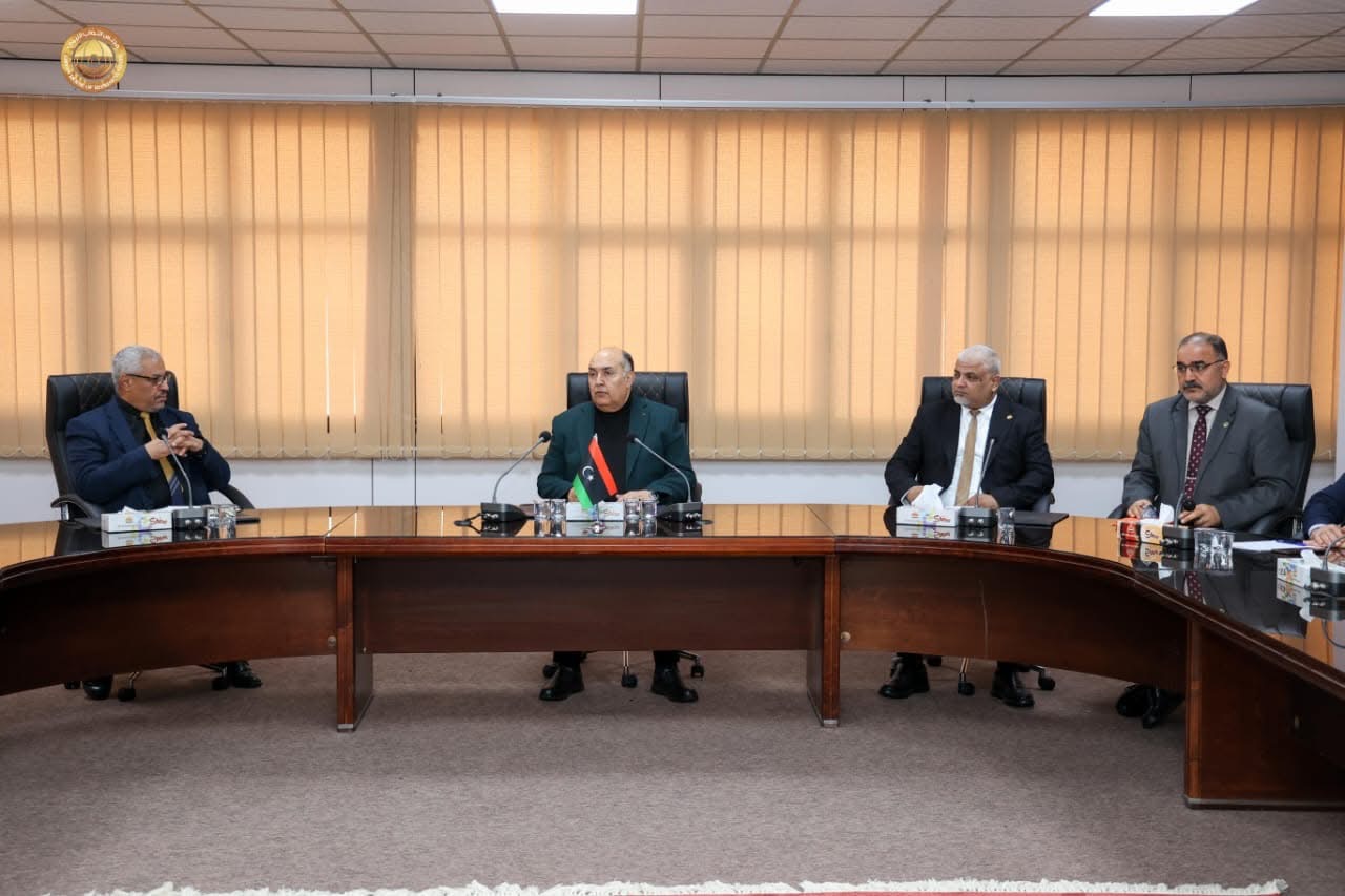 رئيس ديوان مجلس النواب يعقد اجتماعًا بمديري الإدارات ويطّلع على سير العمل