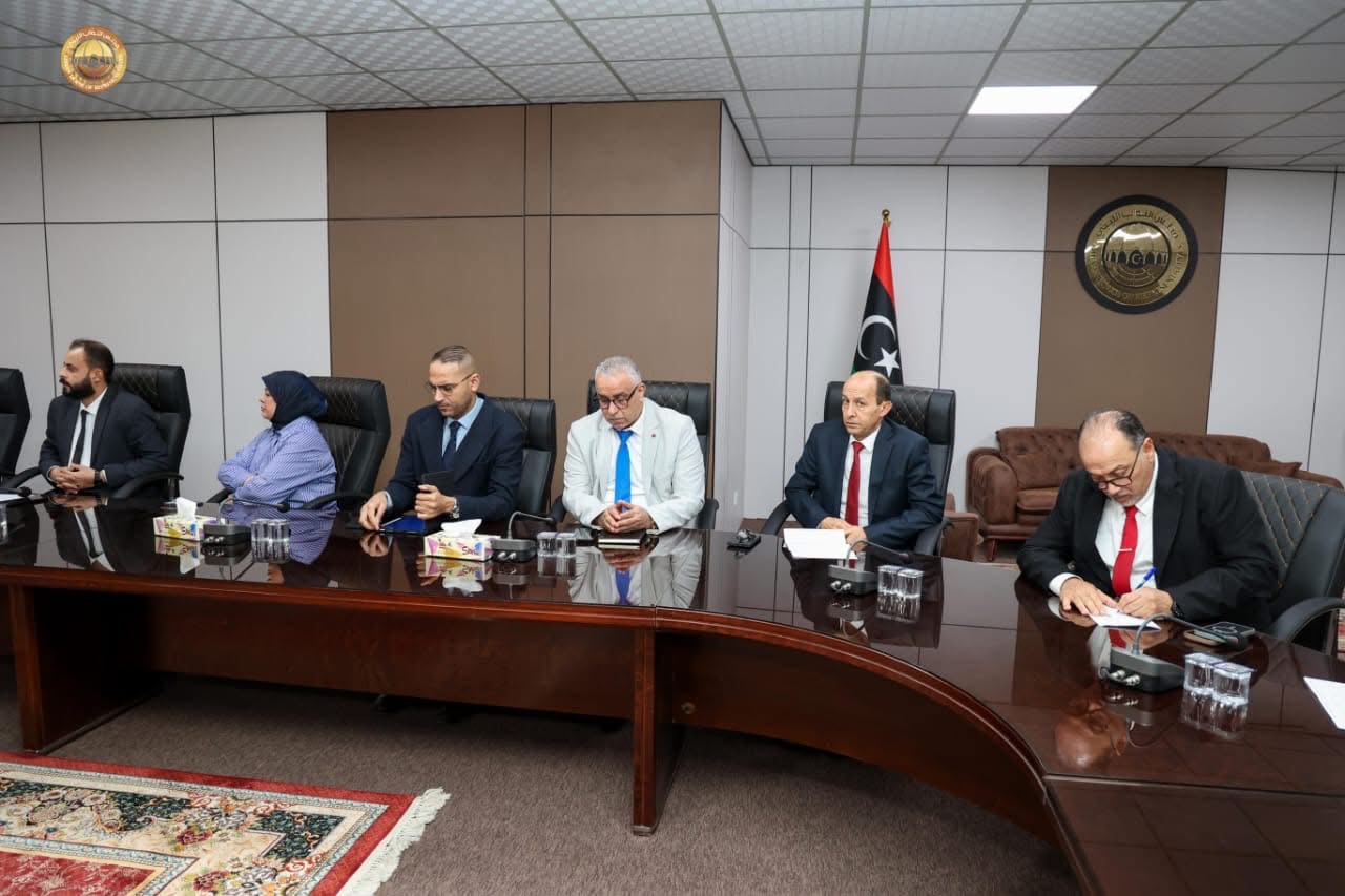 رئيس ديوان مجلس النواب يعقد اجتماعًا بمديري الإدارات ويطّلع على سير العمل