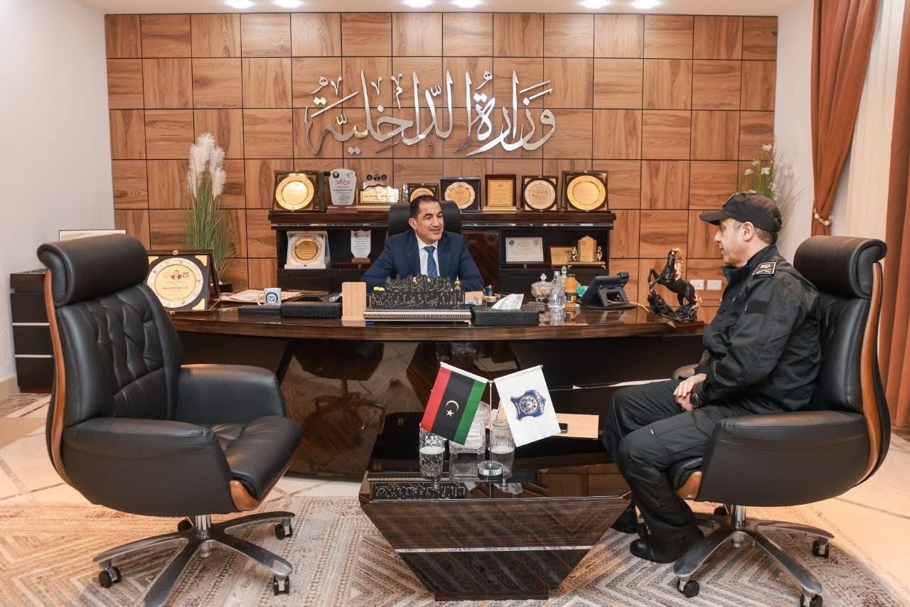 وزير الداخلية يبحث مع رئيس فرع المباحث الجنائية بالجبل الأخضر أعمال عام 2025