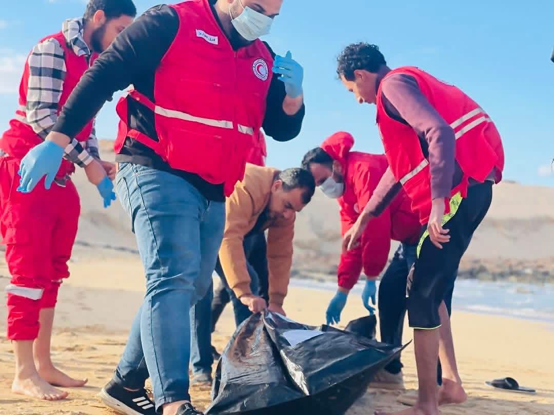 الهلال الأحمر يواصل عمليات انتشال ضحايا قارب الهجرة قبالة سواحل أم الرزم