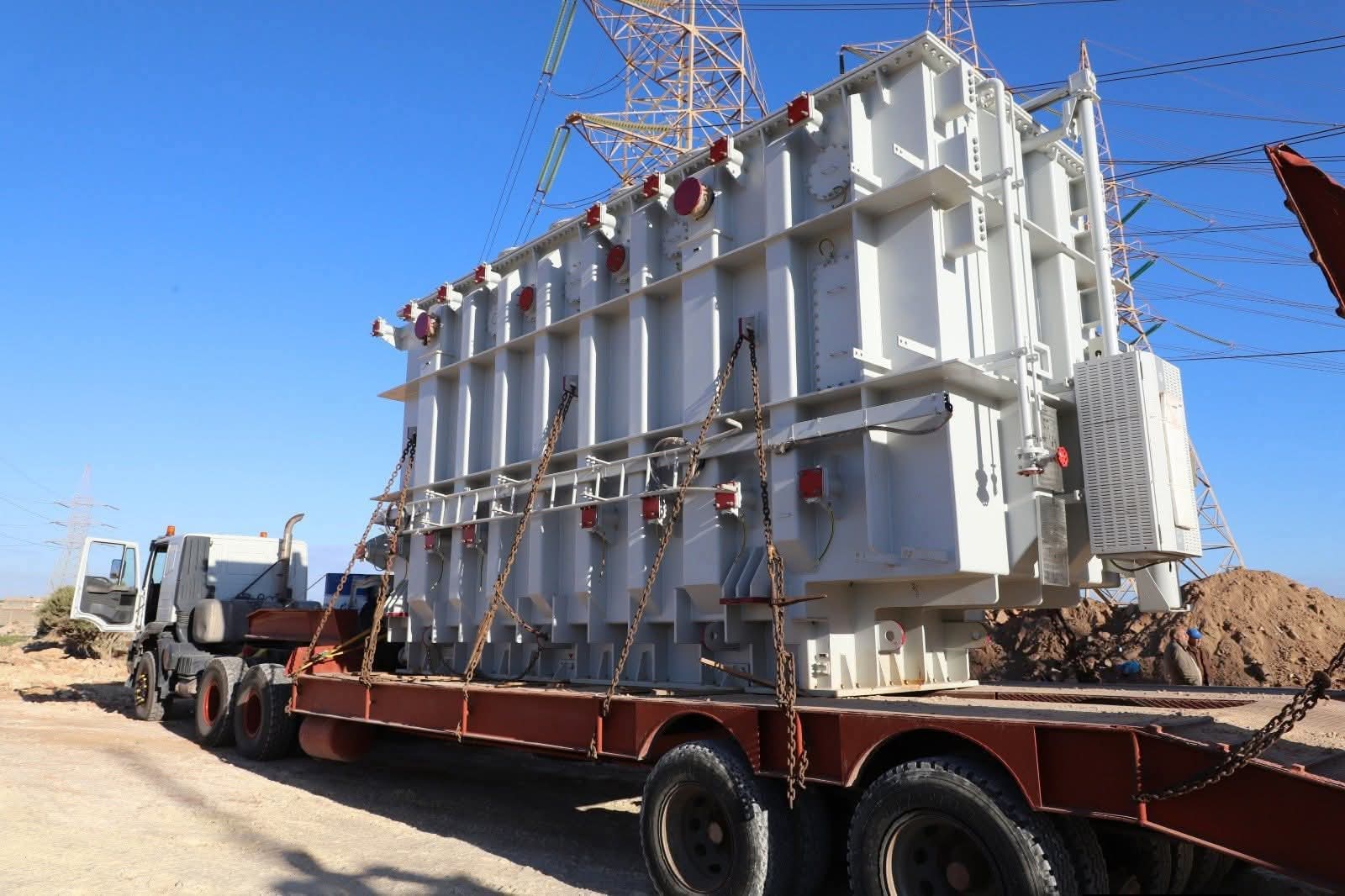 شركة الكهرباء: وضع المحول الكهربائي الجديد بمحطة القوارشة على القاعدة المخصصة له