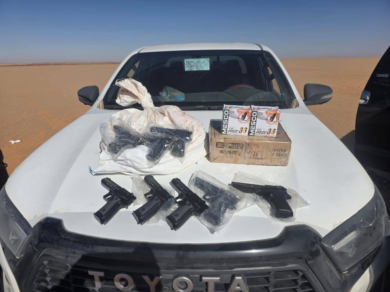 ضبط آليات وأسلحة في عملية أمنية للدوريات الصحراوية بالجنوب الشرقي