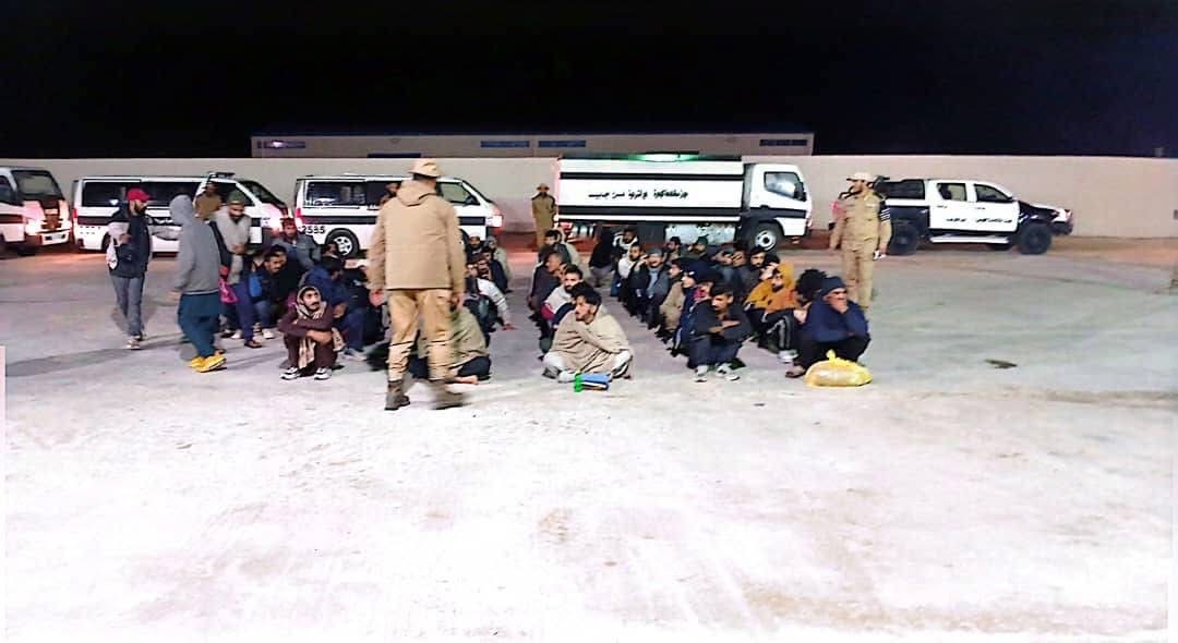 ترحيل 105 مهاجرين غير شرعي من سرت إلى بنغازي تمهيدًا لإعادتهم إلى بلدانهم