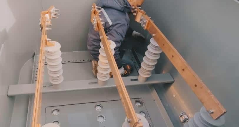 الانتهاء من ربط كوابل القدرة بالمحول الجديد في محطة مراوة تمهيدًا لإدخاله الخدمة