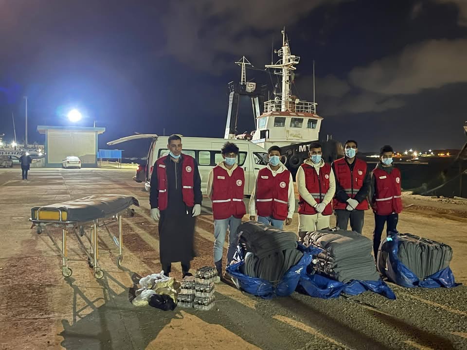 إنزال 35 مهاجرًا سودانيًا في القاعدة البحرية بطبرق وتقديم الدعم الإنساني لهم