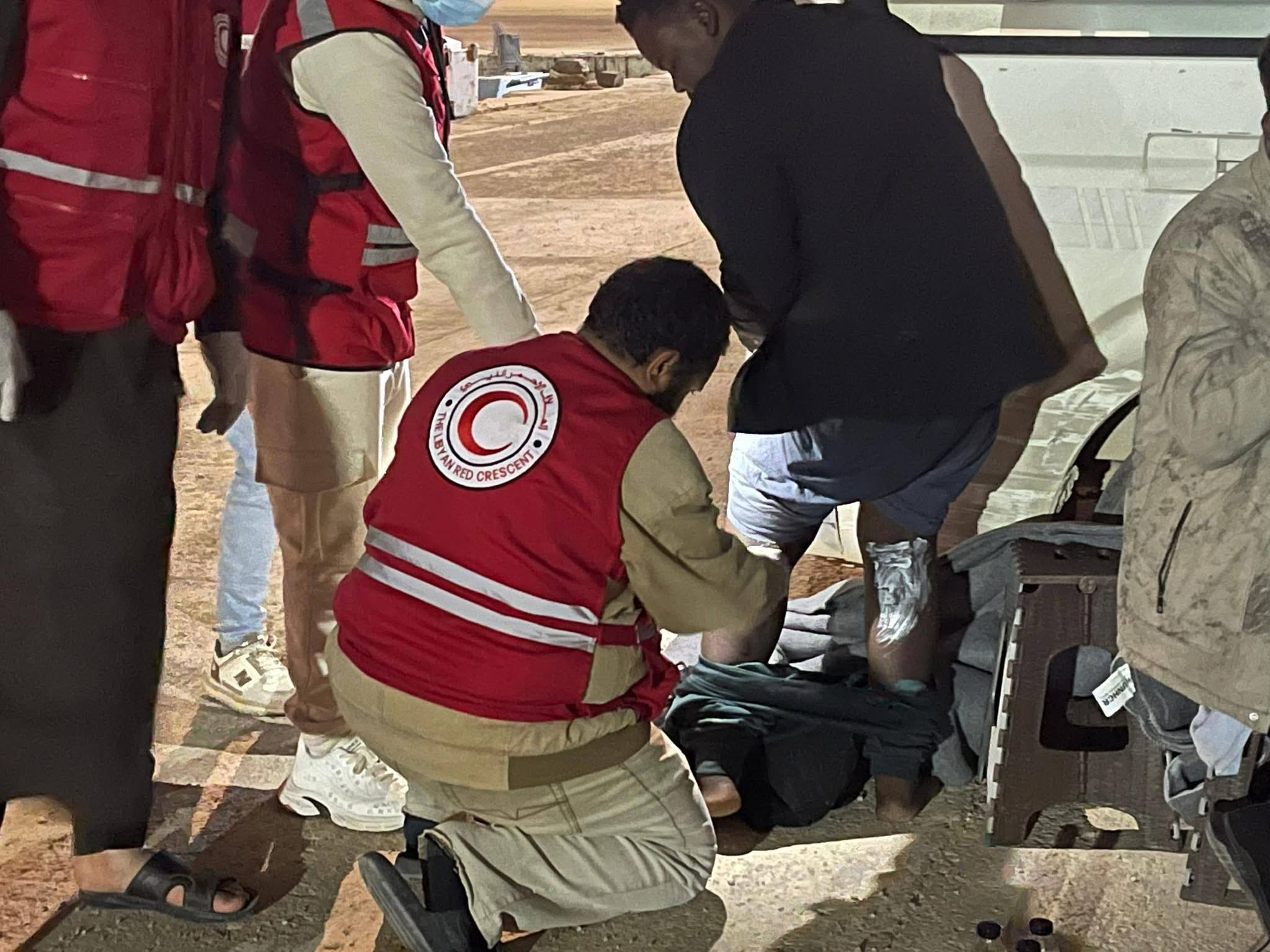 إنزال 35 مهاجرًا سودانيًا في القاعدة البحرية بطبرق وتقديم الدعم الإنساني لهم