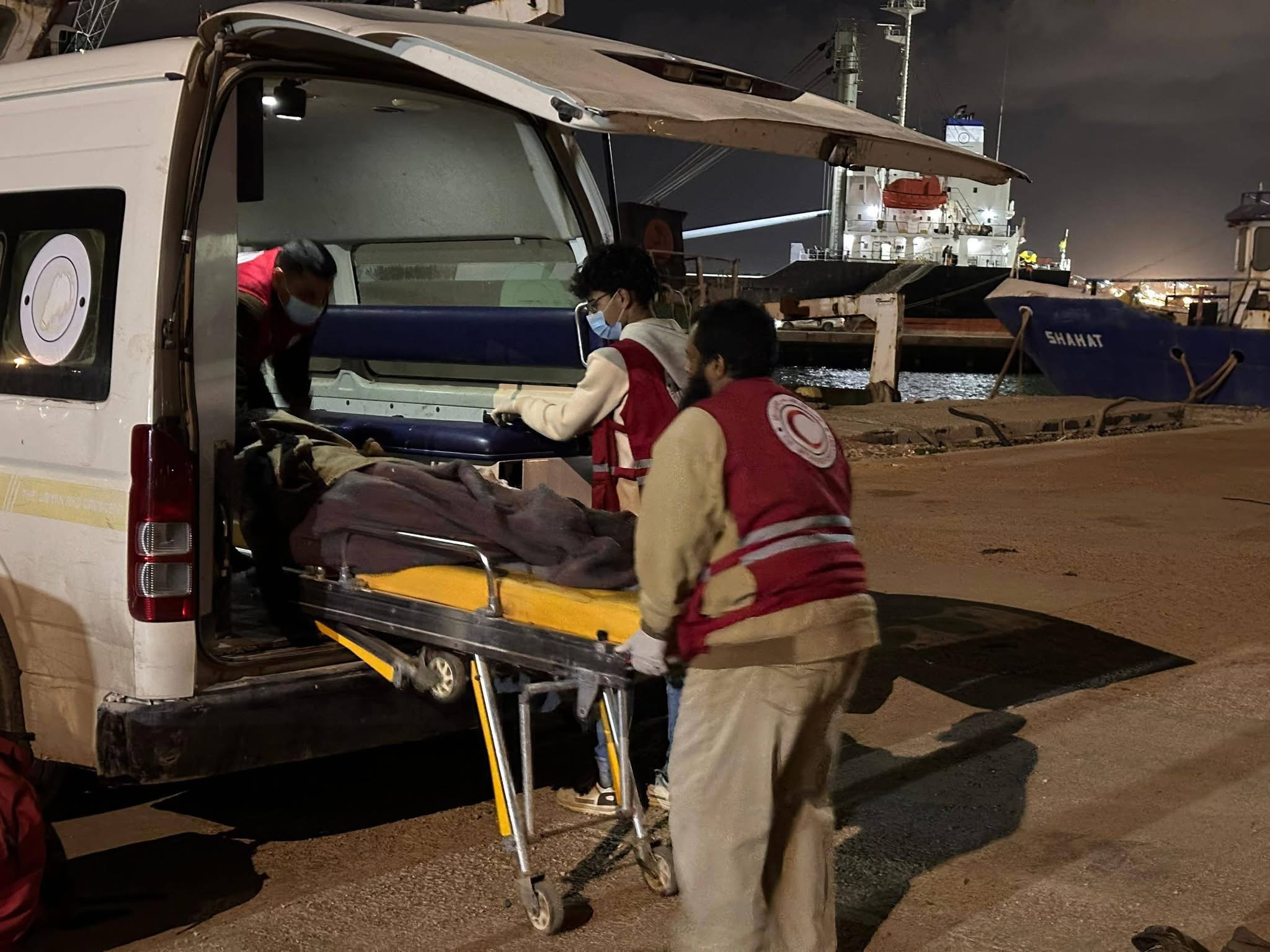 إنزال 35 مهاجرًا سودانيًا في القاعدة البحرية بطبرق وتقديم الدعم الإنساني لهم