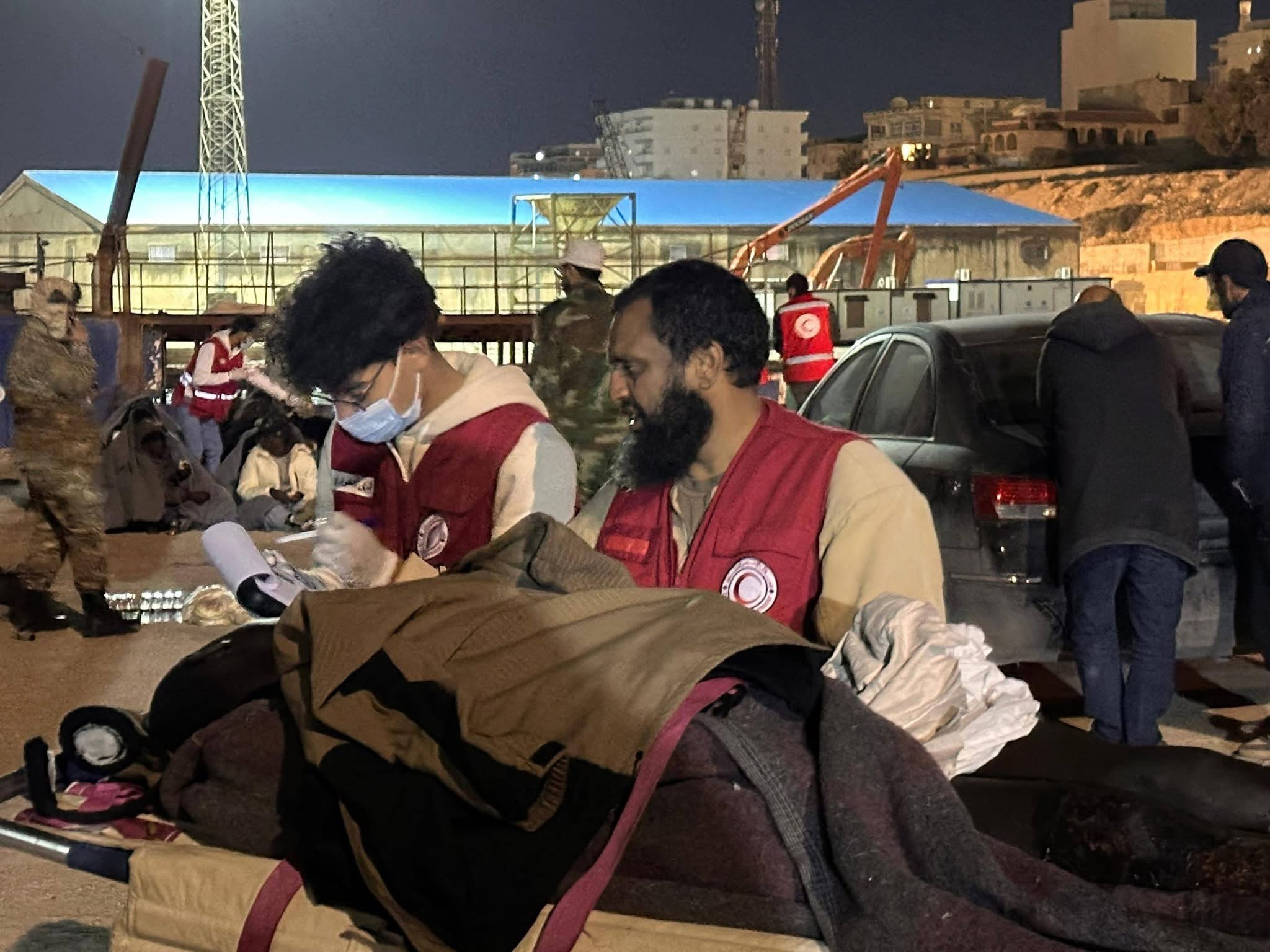 إنزال 35 مهاجرًا سودانيًا في القاعدة البحرية بطبرق وتقديم الدعم الإنساني لهم