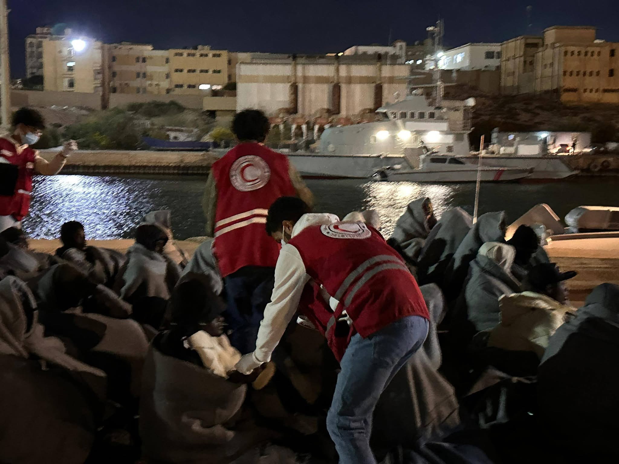 إنزال 35 مهاجرًا سودانيًا في القاعدة البحرية بطبرق وتقديم الدعم الإنساني لهم