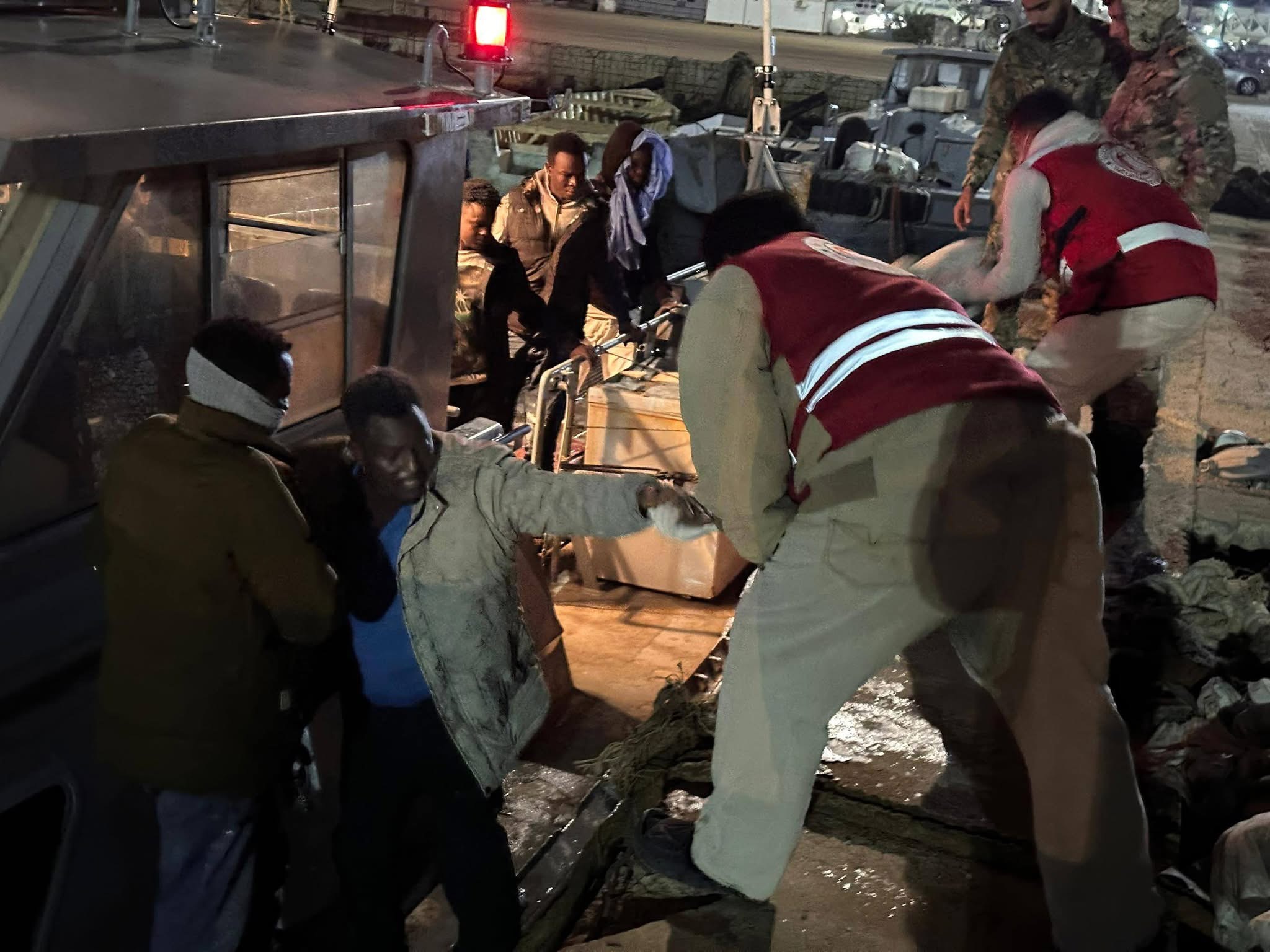 إنزال 35 مهاجرًا سودانيًا في القاعدة البحرية بطبرق وتقديم الدعم الإنساني لهم