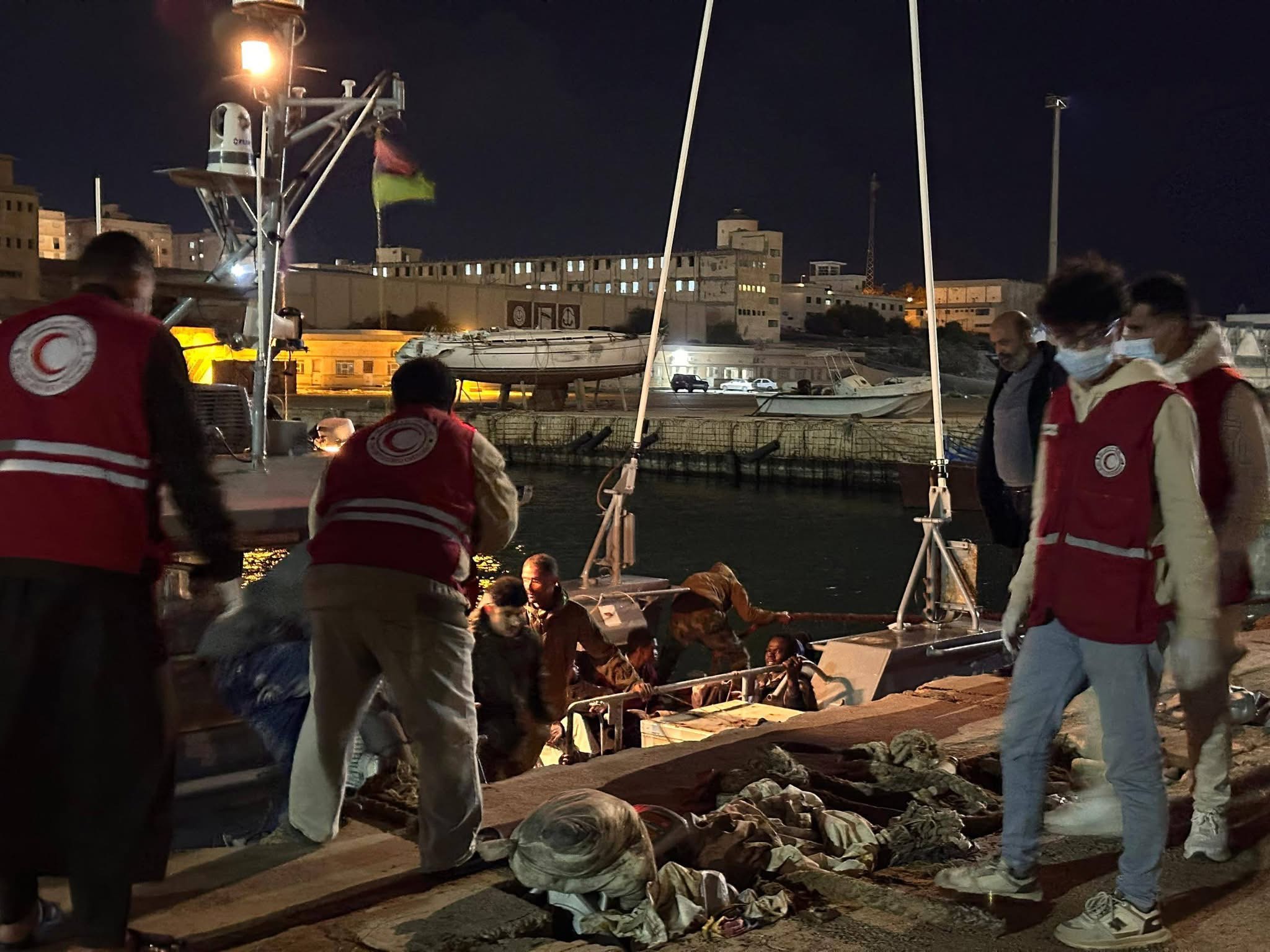إنزال 35 مهاجرًا سودانيًا في القاعدة البحرية بطبرق وتقديم الدعم الإنساني لهم
