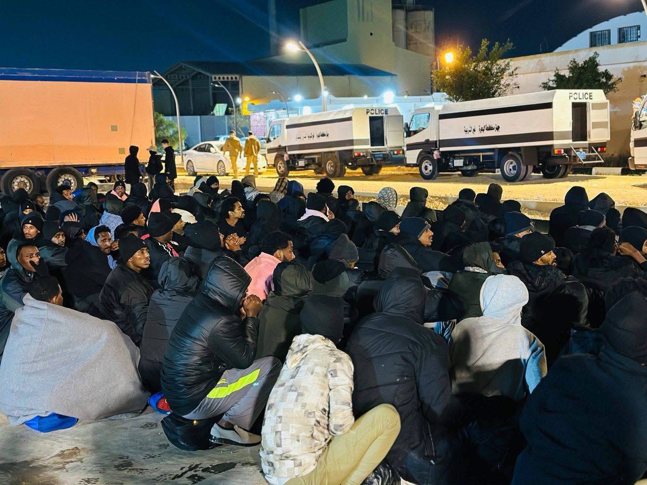 جهاز مكافحة الهجرة غير الشرعية يرحّل 255 مهاجراً من بنغازي إلى مركز إيواء أبراك الشاطئ