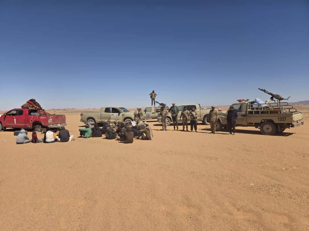 الدوريات الصحراوية تضبط سيارتين على الحدود الليبية السودانية وتُحبط محاولة تهريب مهاجرين ووقود