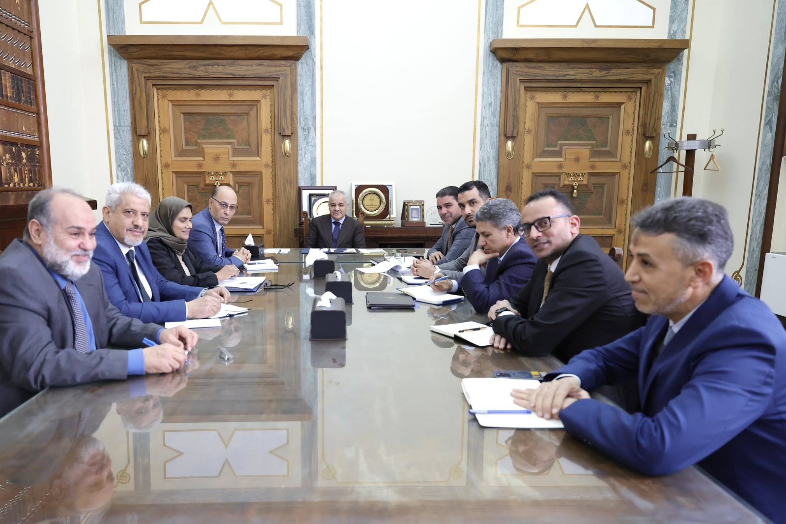 عيسى يناقش مع إدارات المركزي عدد من الملفات الاقتصادية والمالية
