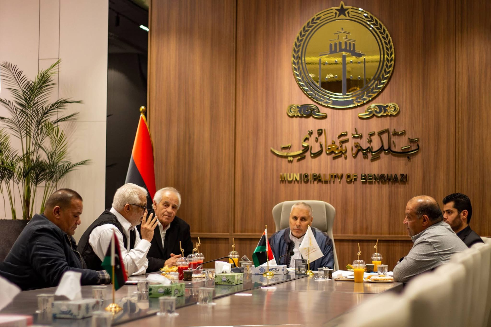 عضوا المجلس البلدي بنغازي يبحثان مع مشائخ وأعيان ليبيا تعزيز السلم الاجتماعي