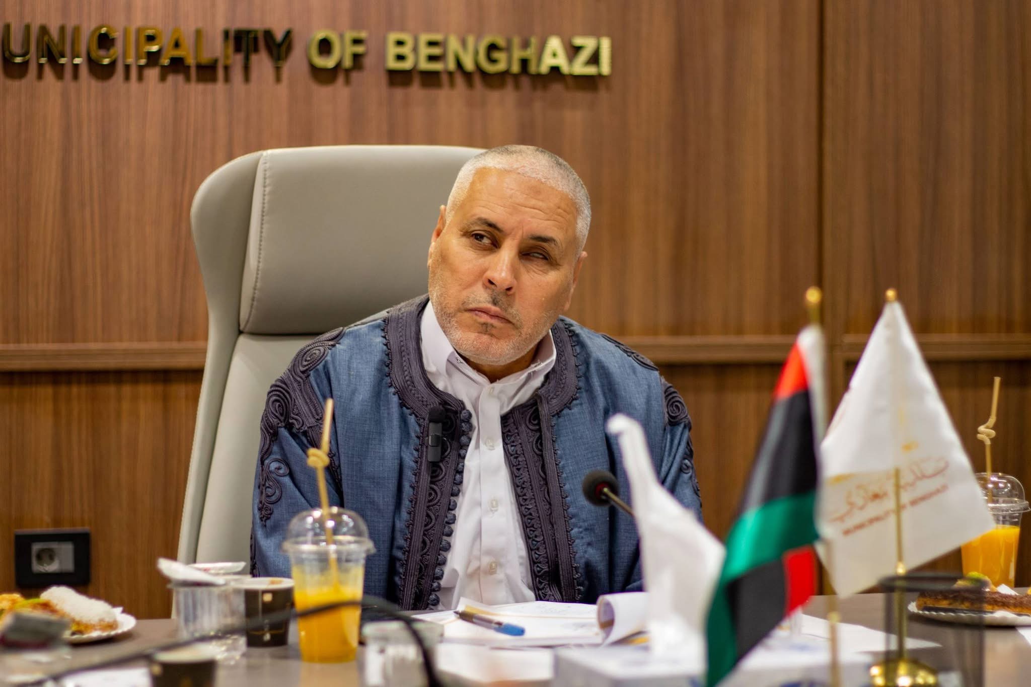 عضوا المجلس البلدي بنغازي يبحثان مع مشائخ وأعيان ليبيا تعزيز السلم الاجتماعي