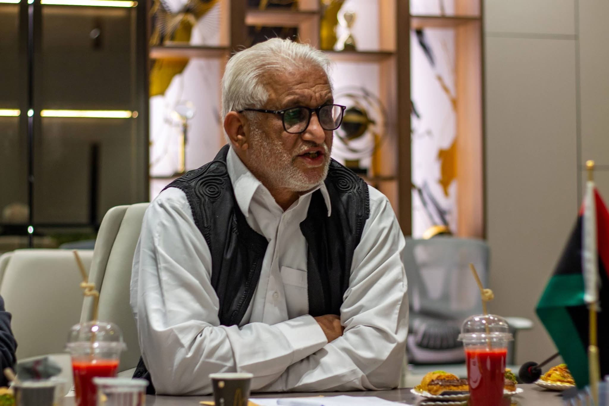 عضوا المجلس البلدي بنغازي يبحثان مع مشائخ وأعيان ليبيا تعزيز السلم الاجتماعي