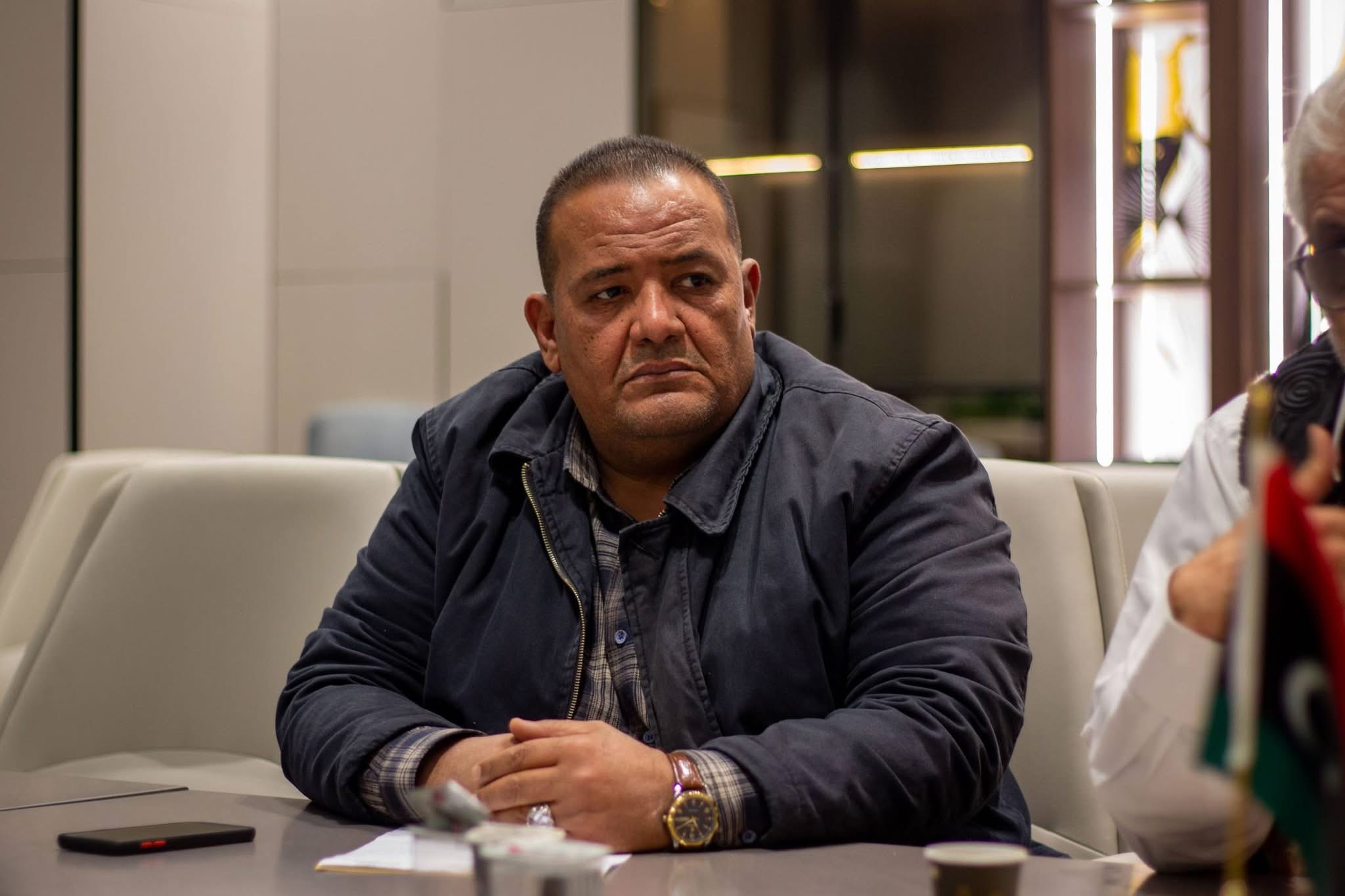 عضوا المجلس البلدي بنغازي يبحثان مع مشائخ وأعيان ليبيا تعزيز السلم الاجتماعي