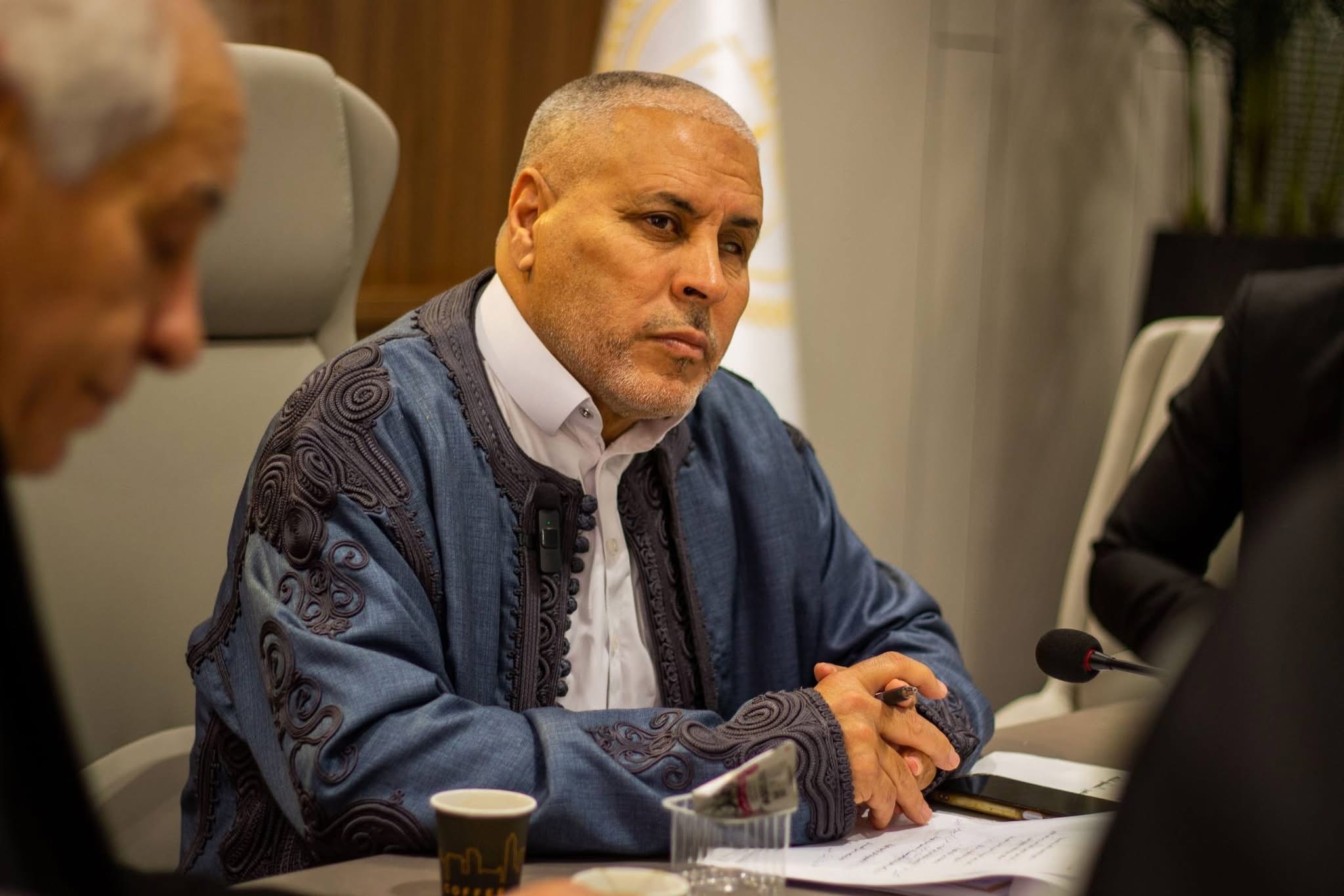 عضوا المجلس البلدي بنغازي يبحثان مع مشائخ وأعيان ليبيا تعزيز السلم الاجتماعي