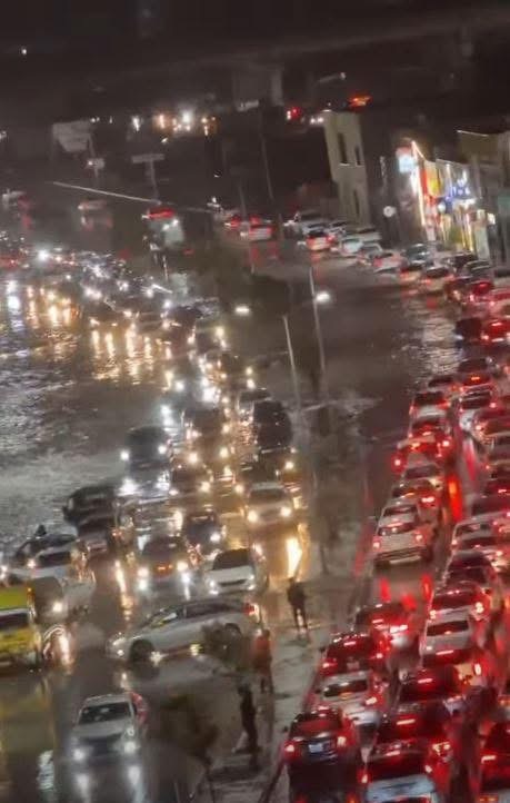 شلل مروري في شوارع جزيرة الفرناج بطرابلس جراء هطول الأمطار