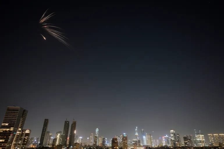 إيران تستهدف عدد من الأراضي المحتلة بهجمات صاروخية