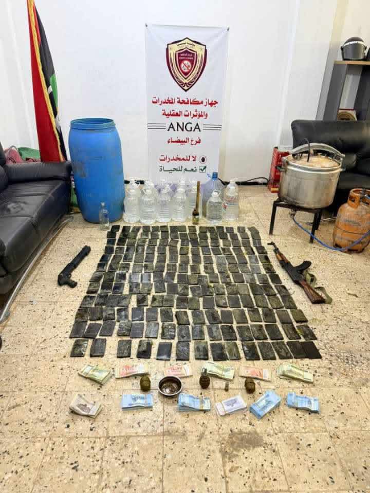 جهاز مكافحة المخدرات يضبط مواد مخدرة وخمورًا وأسلحة خلال مداهمة مزرعة في الحنية