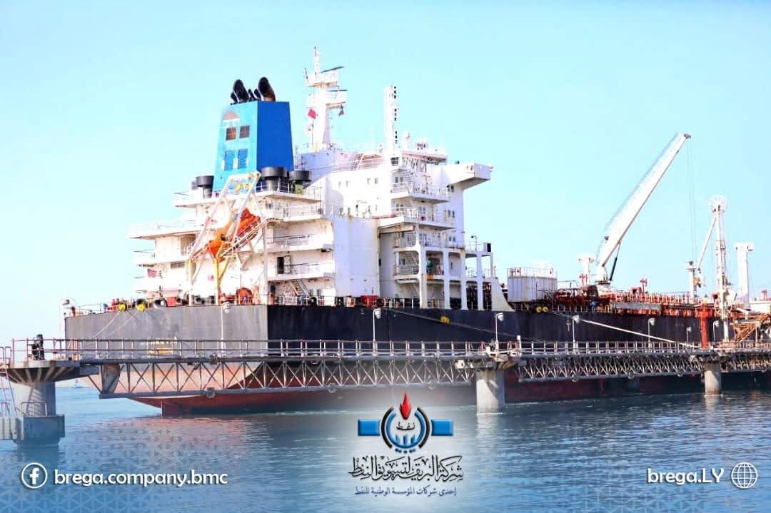 وصول ناقلة محمّلة بالبنزين إلى ميناء بنغازي لتعزيز الإمدادات