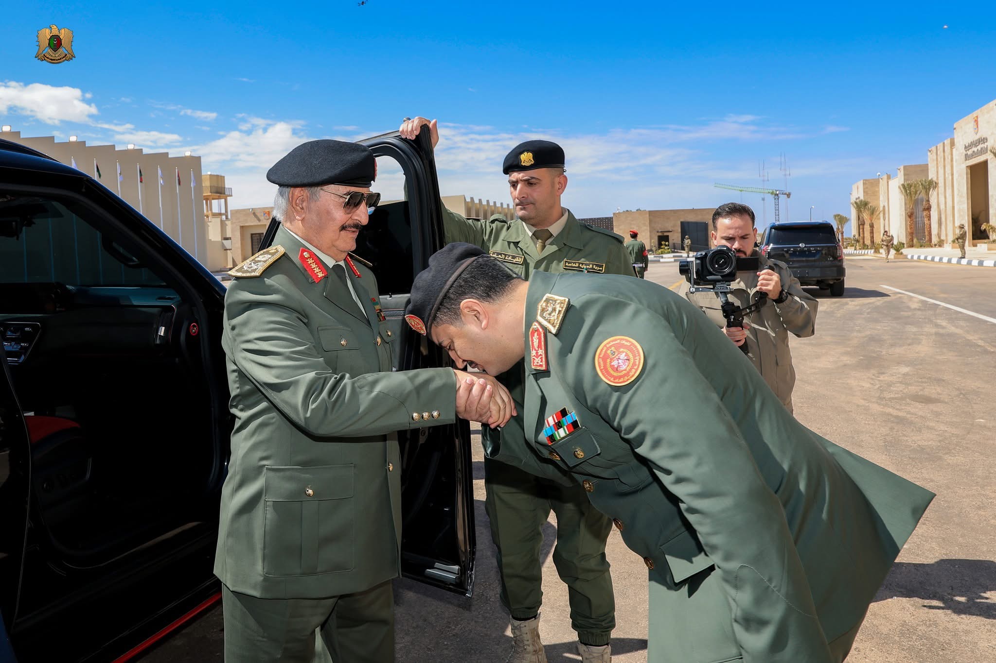 القائد العام للقوات المسلحة يستقبل المهنئين بعيد الفطر ويؤكد جاهزية الجيش
